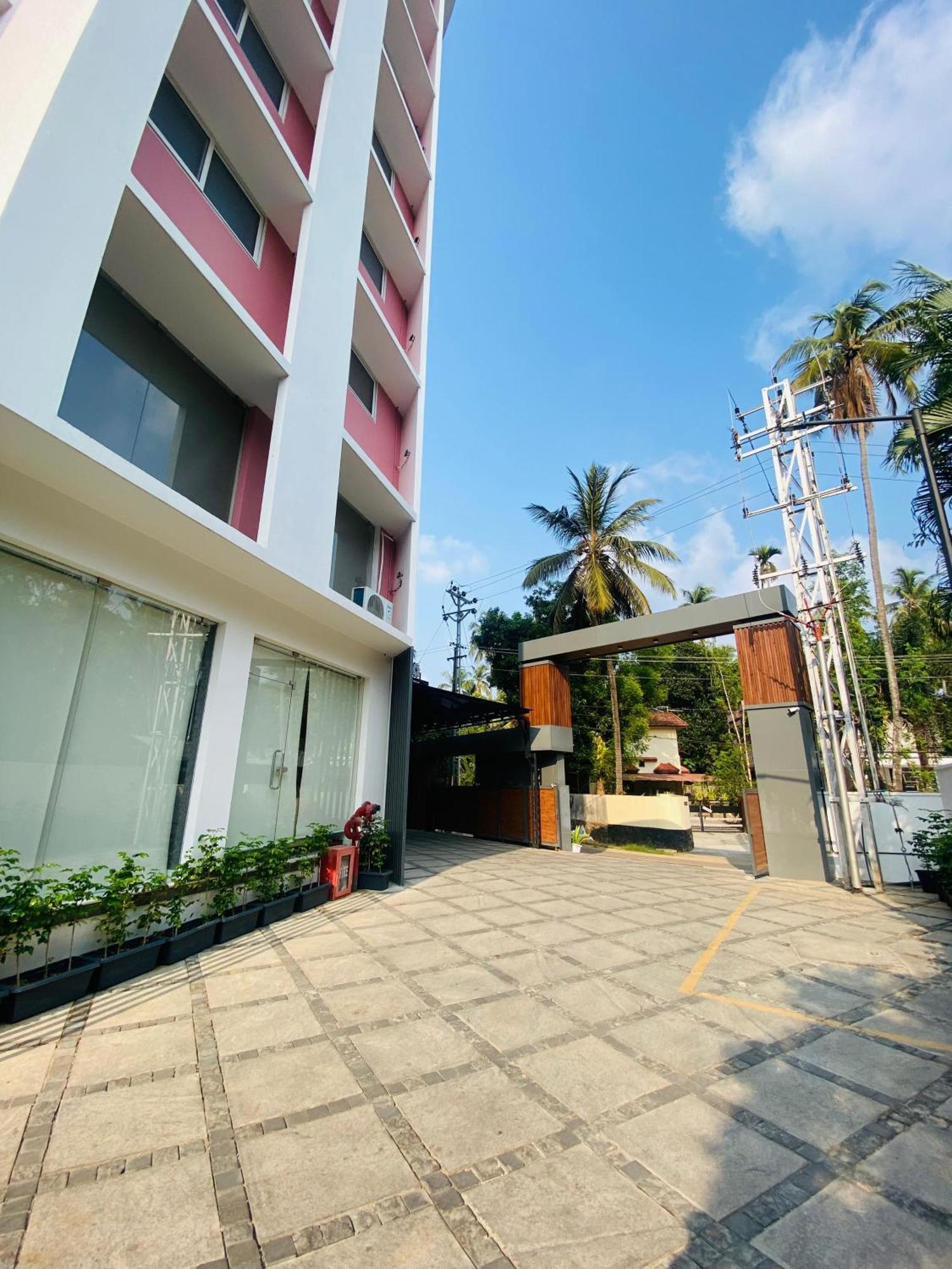 The Habitat Suites Guruvāyūr Exteriör bild